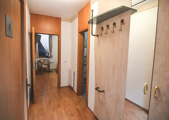 Pod Radnici Konukevi 3*